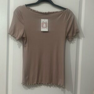 Gilli size medium taupe/pink short sleeve ruffled edge top NWT